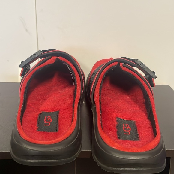 New red UGG slippers. Perfect for gift or to wear at the holidays. Comfy. Warm - Picture 5 of 10